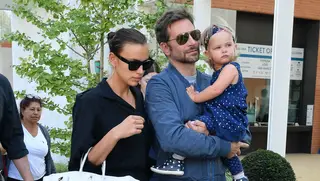 Bradley Cooper e Irina Shayk encontram-se por causa da filha mas nem se falam