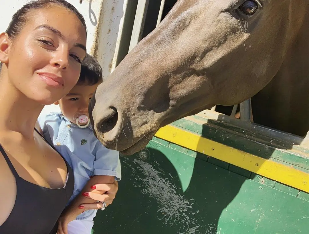 Georgina Rodríguez passeia com os bebés de Ronaldo em Madrid