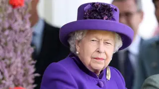 Longe da família, rainha Isabel II celebra 94º aniversário