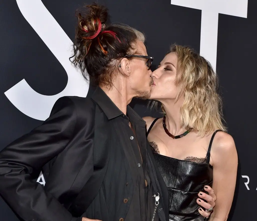 Aos 71 anos, Steven Tyler troca beijo apaixonado com a namorada na red carpet
