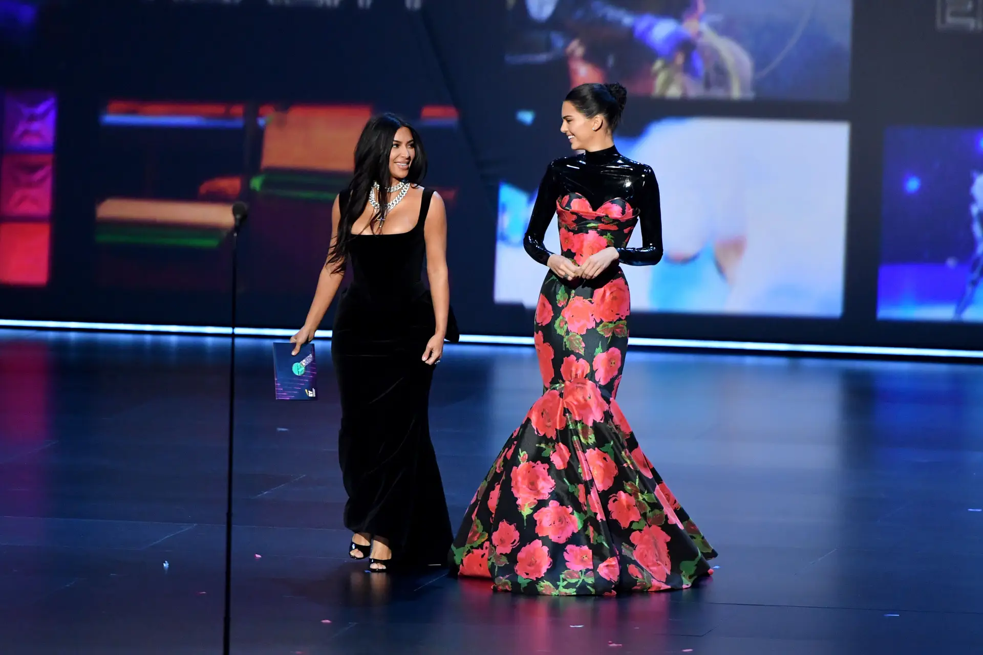Kim Kardashian e Kendall Jenner roubam as atenções em noite de Emmys