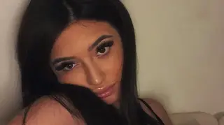 Índia Malhoa brinda fãs com fotos únicas da infância