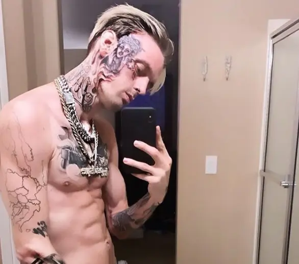 Aaron Carter causa polémica ao tatuar metade da cara: "Precisas de ajuda"