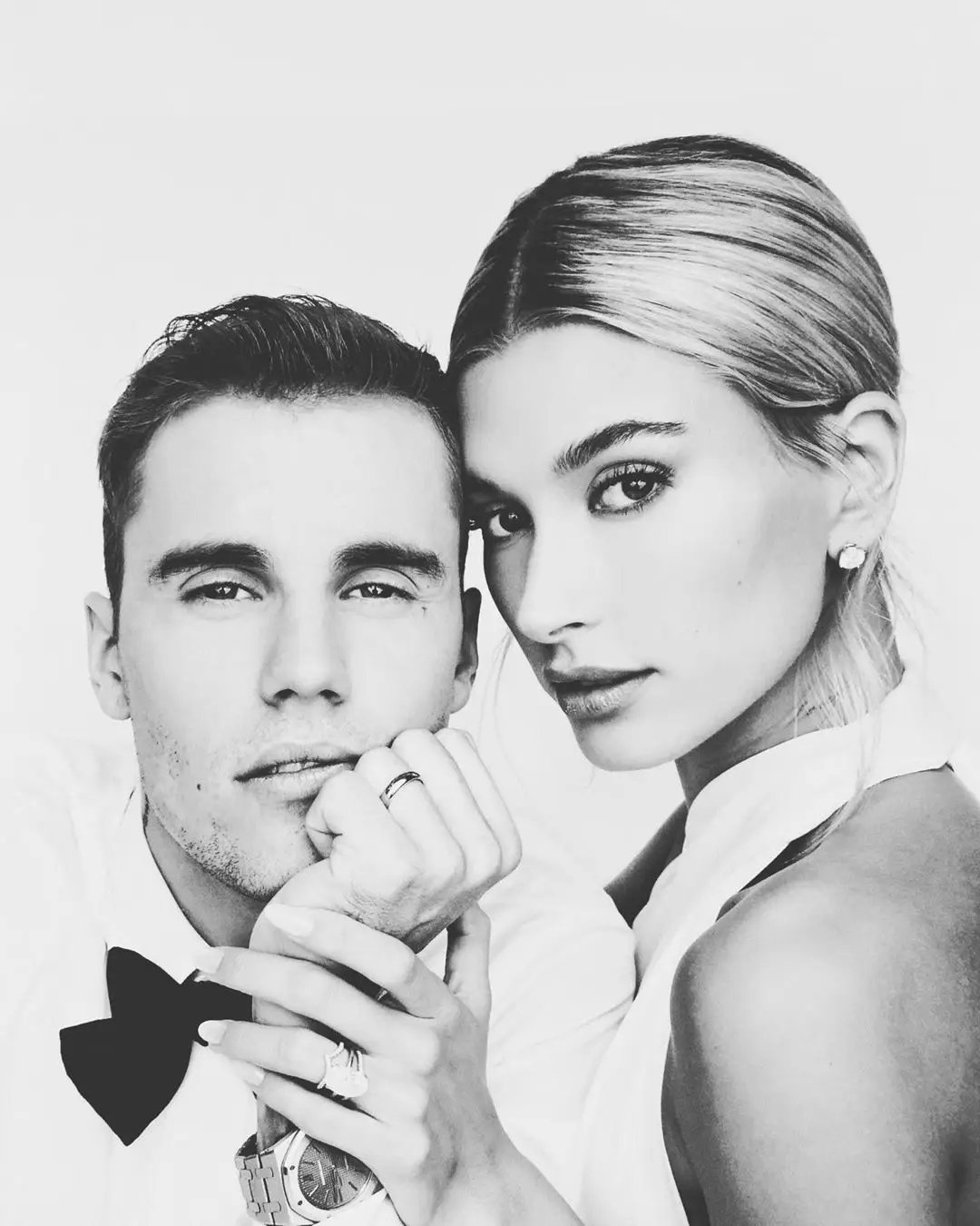 Justin Bieber e Hailey Baldwin mostram alianças de casamento