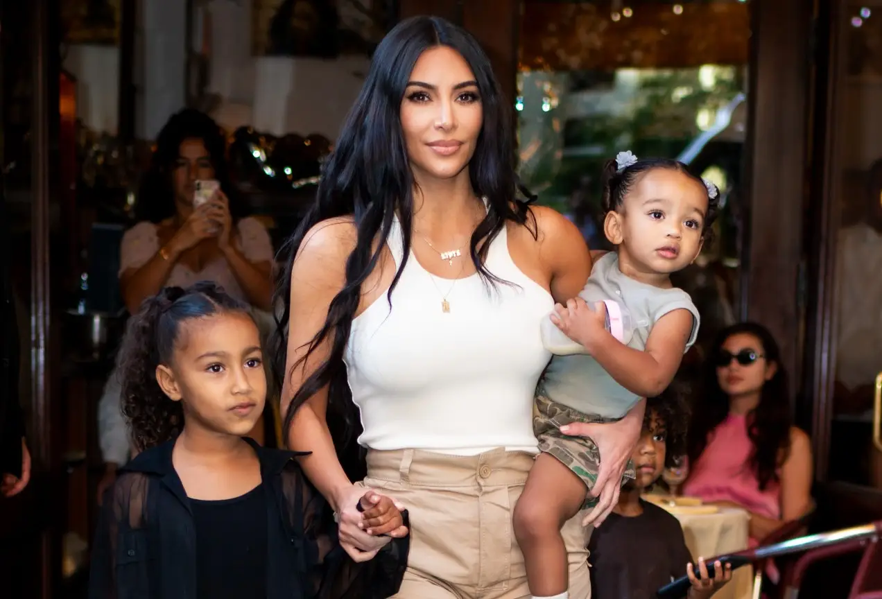 Kim Kardashian deslumbra sem maquilhagem
