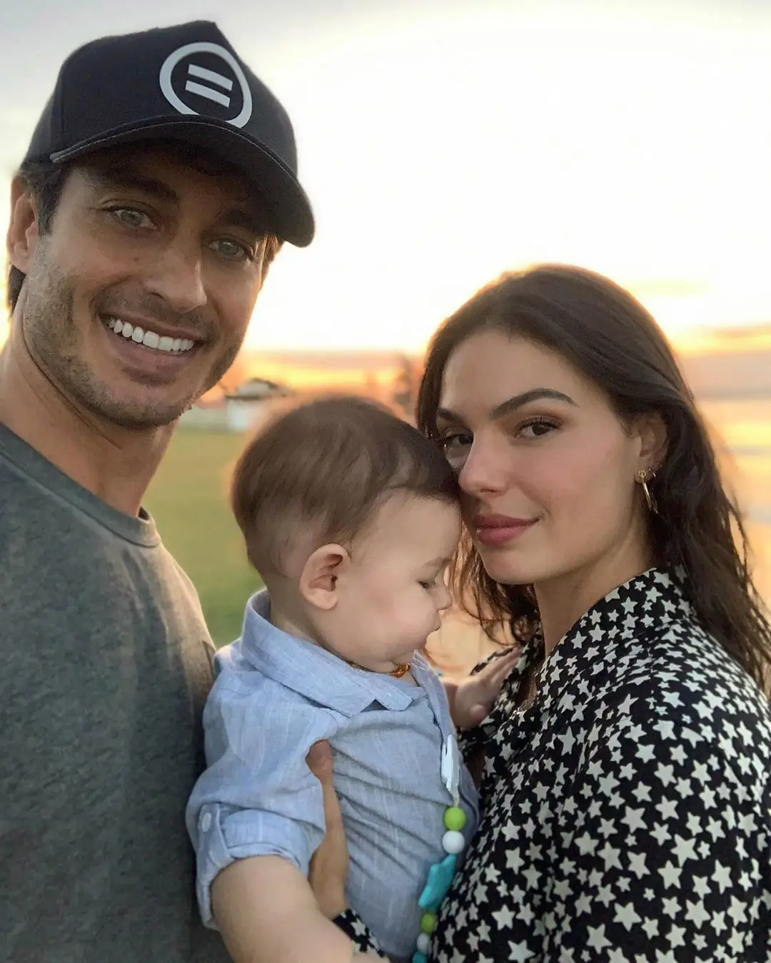 Isis Valverde com o marido e o filho