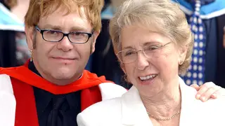 Elton John fica contente pela mãe nunca ter conhecido os netos: "Era uma sociopata"