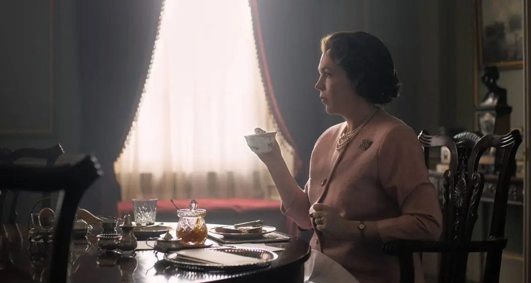 Olivia Colman como rainha Isabel II