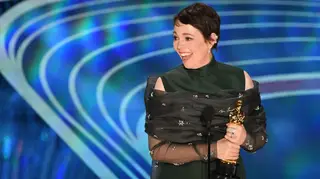 Olivia Colman admite que o marido roubou papel higiénico de Isabel II