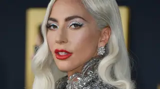 Rotina de Lady Gaga envolve banhos gelados e fato de compressão