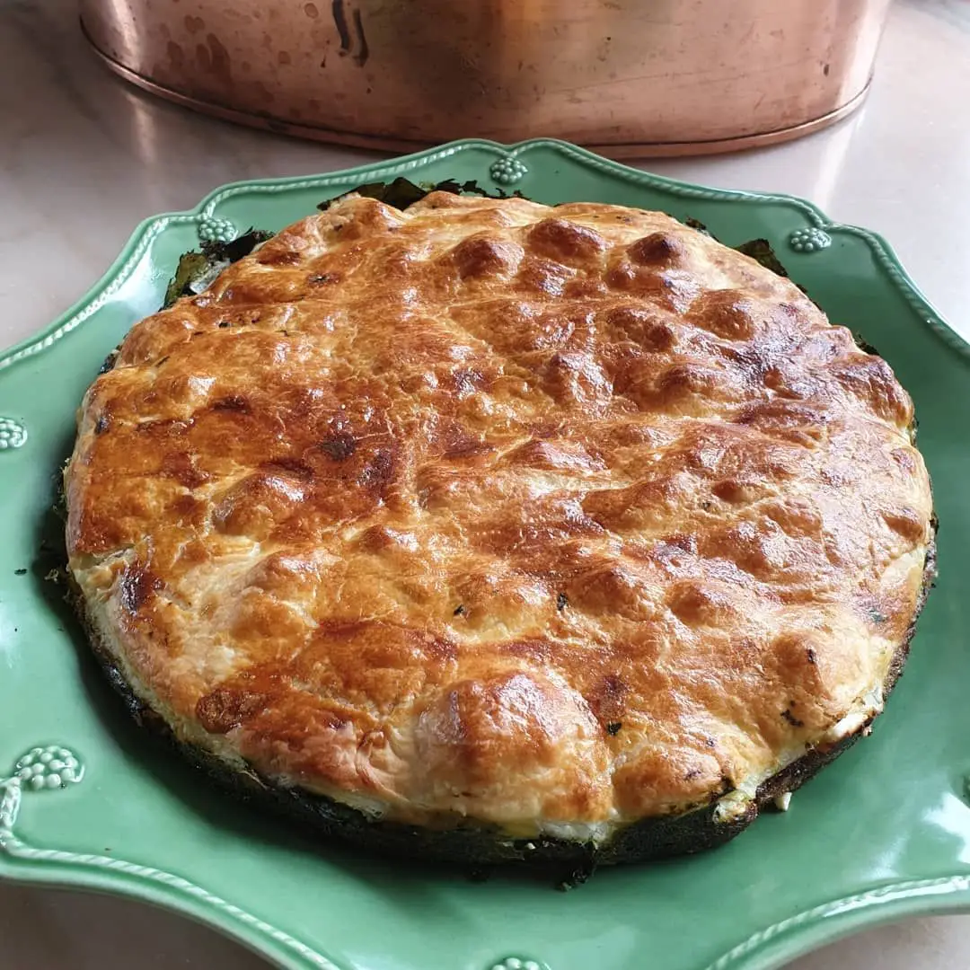 Folhado de espinafres com queijo Feta e sultanas.