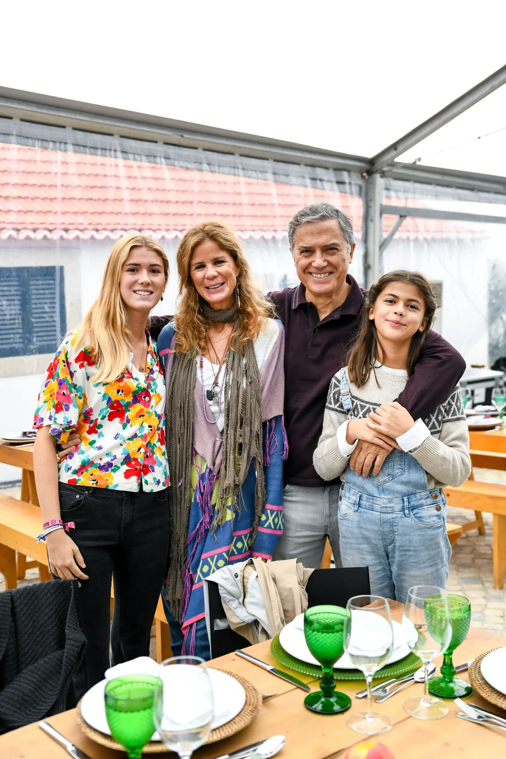 Famosos levam família para almoço especial com jogos e música à mistura