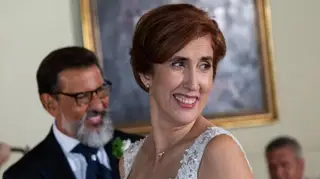 À luz das velas, Graça e José Luís assistem juntos a 'Casados à Primeira Vista'