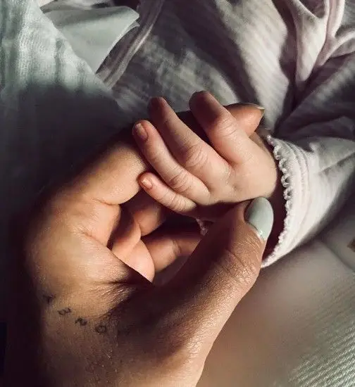 Depois de babyshower polémico, Shay Mitchell foi mãe pela primeira vez