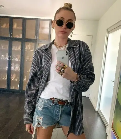Dois meses após divórcio de Liam Hemsworth, Miley Cyrus surge com anel de compromisso com Cody Simpson