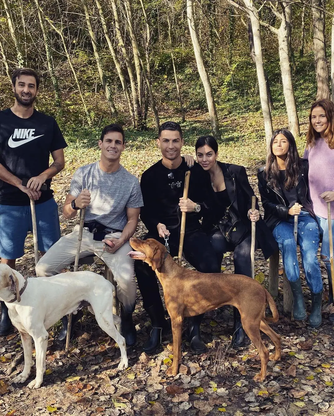 Cristiano Ronaldo e Georgina Rodríguez de galochas durante fim-de-semana rural