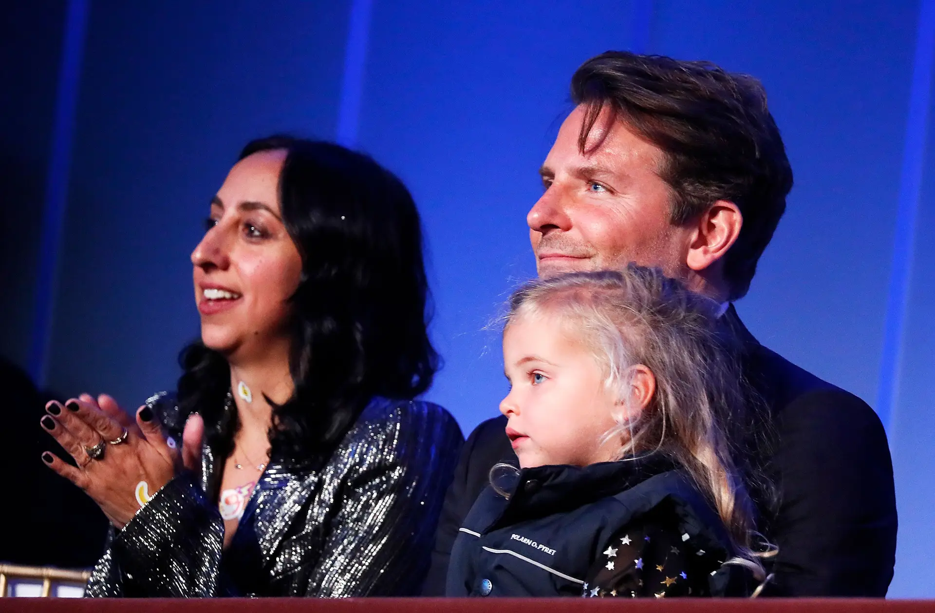 Bradley Cooper surge acompanhado pela filha em evento e encanta fãs