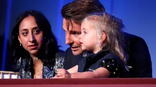 Bradley Cooper surge acompanhado pela filha em evento e encanta fãs