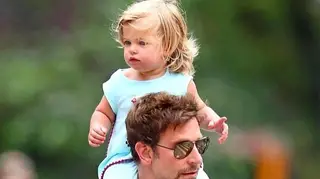 Ao lado da filha, Bradley Cooper aparece 'vestido de avó' nas ruas de Nova Iorque