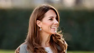 Kate Middleton desiquilibra-se e quase cai. O momento torna-se viral