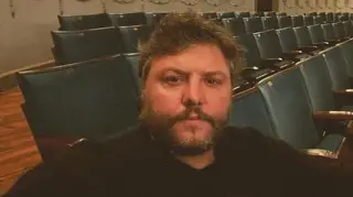 César Mourão brinca com o facto de Rui Unas ter feito implante capilar