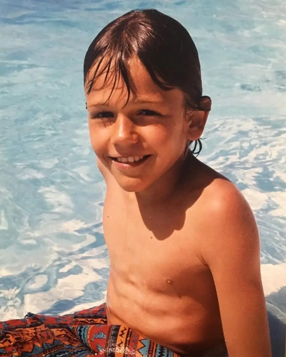 Pedro Teixeira mostra foto da infância e fãs não têm dúvidas: "A Maria é igualzinha"