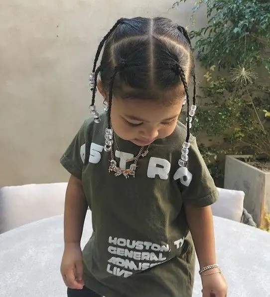 Filha de Kylie Jenner 'derrete' seguidores com penteado igual ao pai
