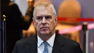 Depois de escândalo sexual, príncipe André reaparece ao lado da ex-mulher