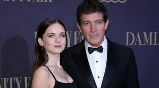 Antonio Banderas leva acompanhante especial que brilha na passadeira vermelha
