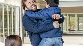 João Manzarra consola menina que chora pelo fim do programa 'Árvore dos Desejos'