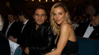 Depois de assumirem a relação, Oceana Basílio e José Fidalgo trocam beijo apaixonado