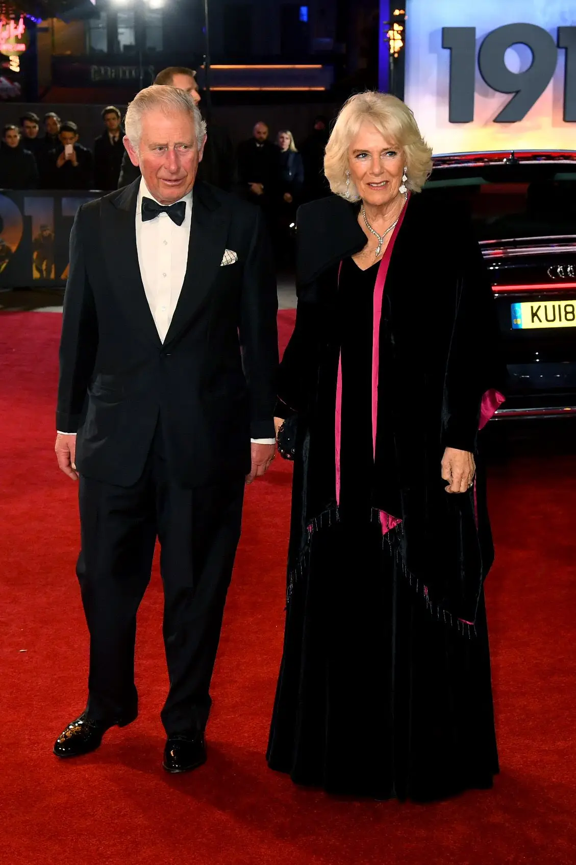 Princípe Carlos e Camilla Parker Bowles captam todas as atenções em antestreia de filme