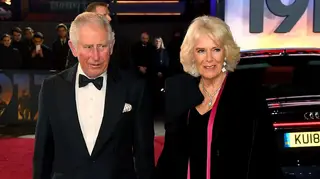 Princípe Carlos e Camilla Parker Bowles captam todas as atenções em antestreia de filme