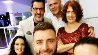 Candidatos das duas edições de 'Casados à Primeira Vista' juntos em noite de festa