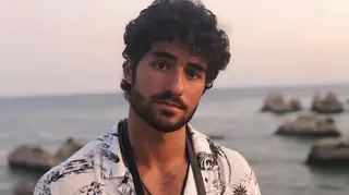 Após rumores de traição, José Condessa declara-se à namorada com mensagem apaixonada