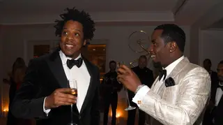 O momento em que Jay-Z tira o telemóvel da mão de outro convidado que o gravava
