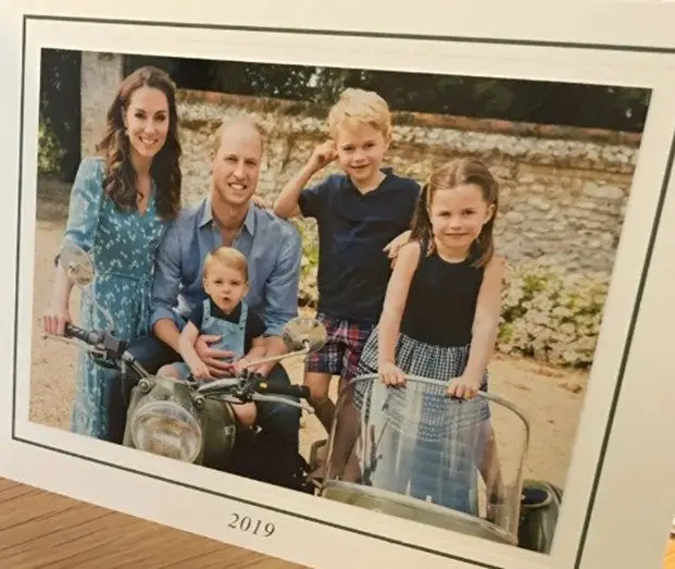 Duques de Cambridge desejam boas festas com encantador retrato de família
