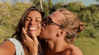 Carolina Loureiro canta e toca guitarra e surpreende o namorado