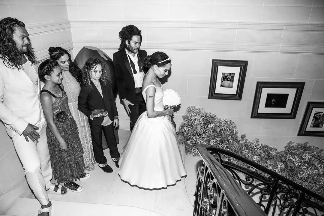 Seis meses depois, Zoe Kravitz revela imagens românticas do casamento secreto