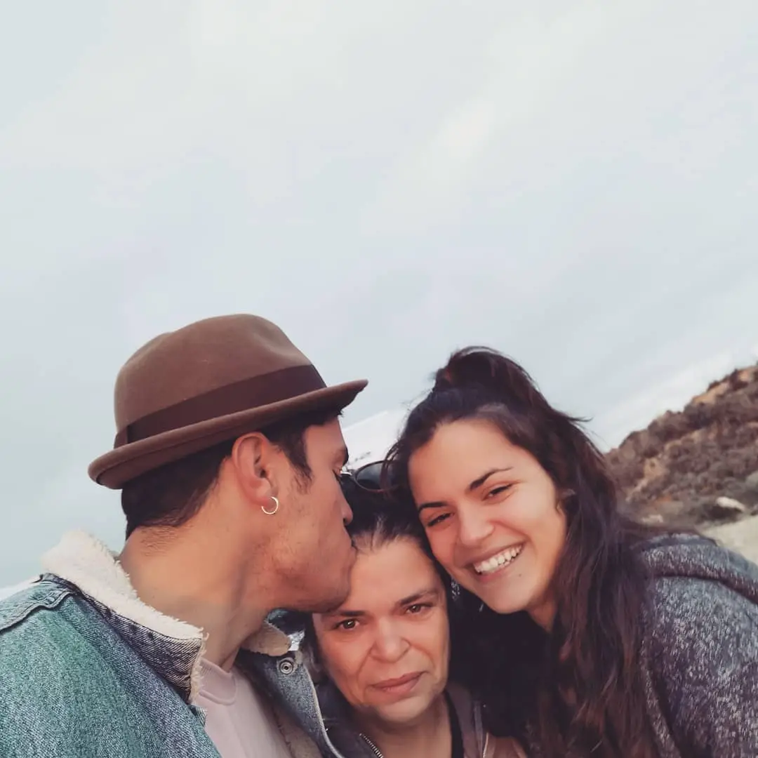 João Mota ao lado da mãe e da irmã