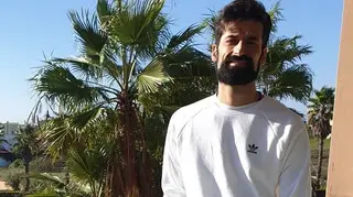 António Raminhos mostra homem com forma bizarra de se proteger do coronavírus