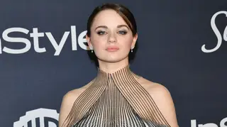 Atriz leva com estatueta dos Golden Globes na testa