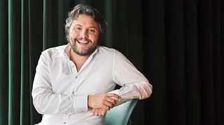 César Mourão mostra fotografia rara do filho