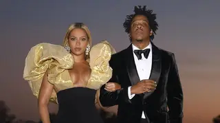 Beyoncé chega uma hora atrasada e leva o seu próprio champanhe aos Golden Globes