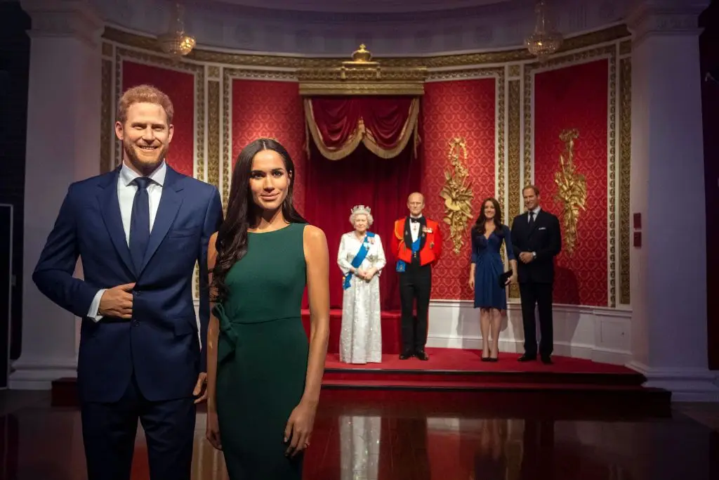 Museu Madame Tussauds de Londres separa Harry e Meghan da restante família real
