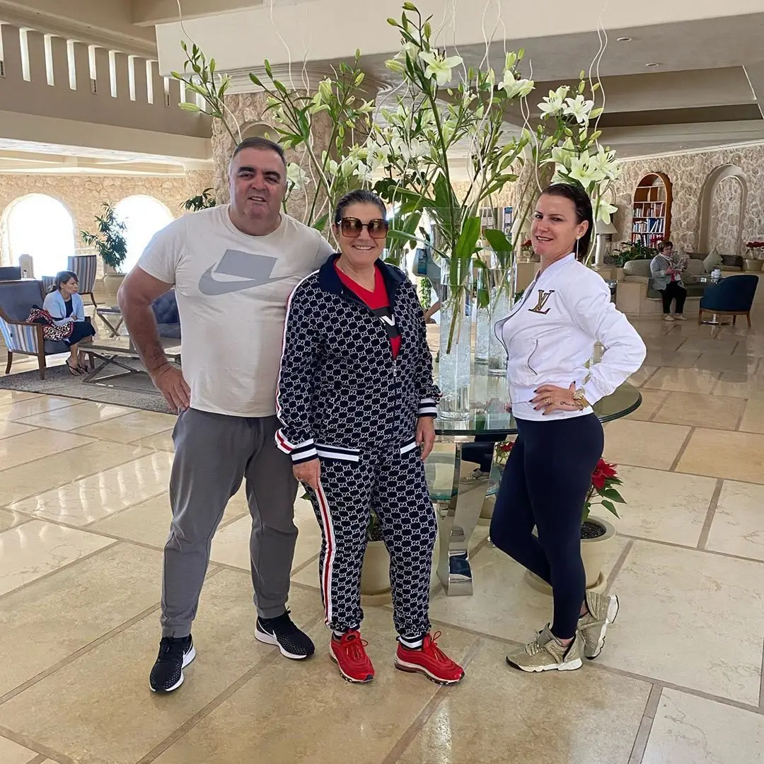 Dolores Aveiro com o companheiro e a filha
