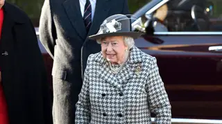 Depois do anúncio sobre Meghan e Harry, rainha Isabel II surge sorridente em compromisso oficial