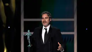 Ainda de smoking, Joaquin Phoenix saiu dos SAG Awards e foi a um matadouro