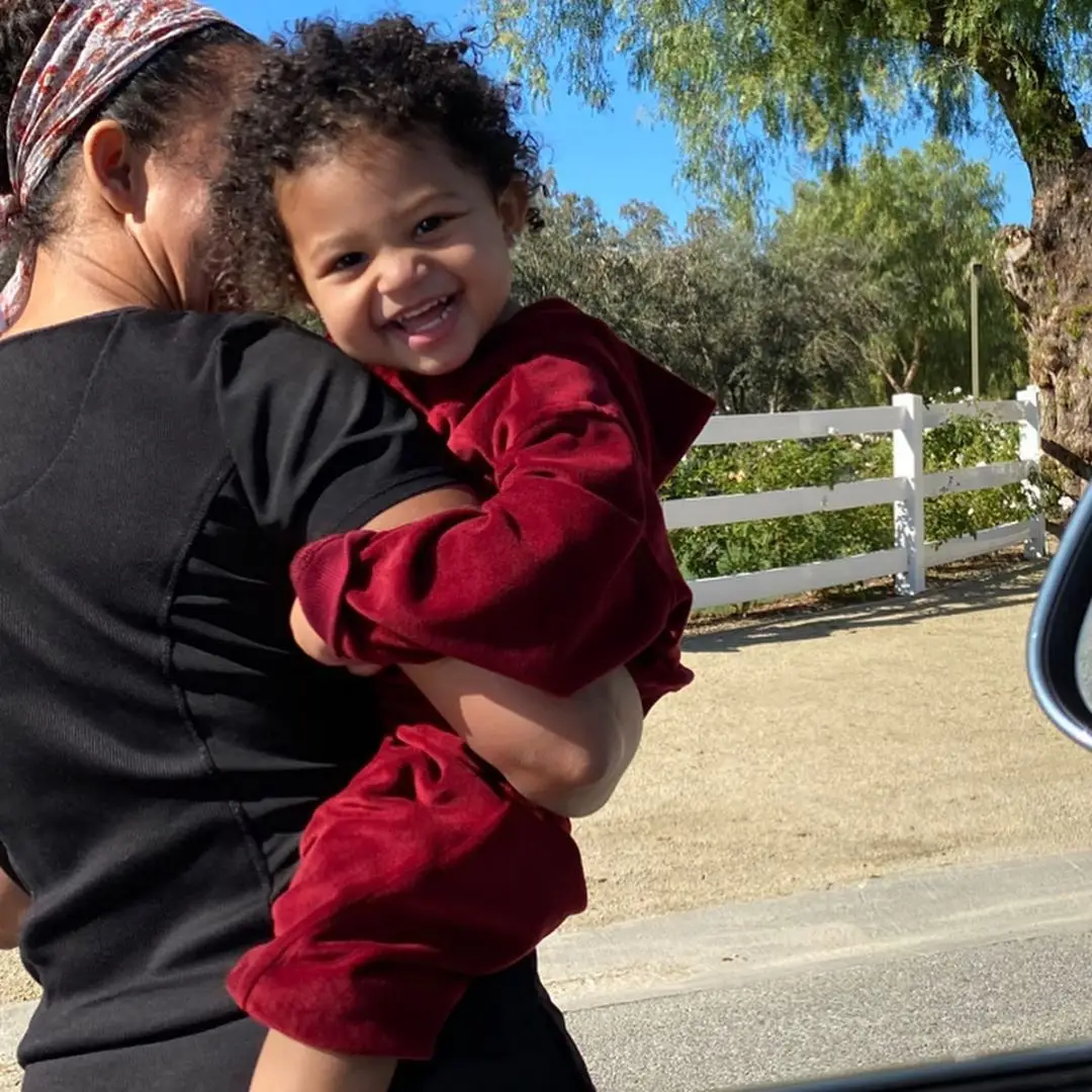 Kylie Jenner celebra os 2 anos da filha: "Fomos feitas uma para a outra"