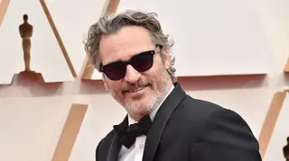 Joaquin Phoenix deixa as festas pós-Óscar de lado e é fotografado a comer um hambúrguer vegan